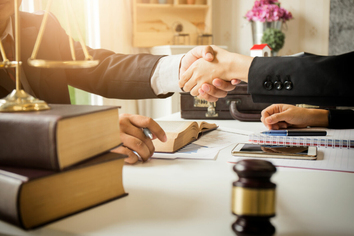 Hiring A Lawyer Vs Hiring A Real Estate Agent 7503